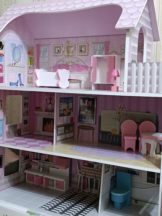 Деревянный кукольный дом