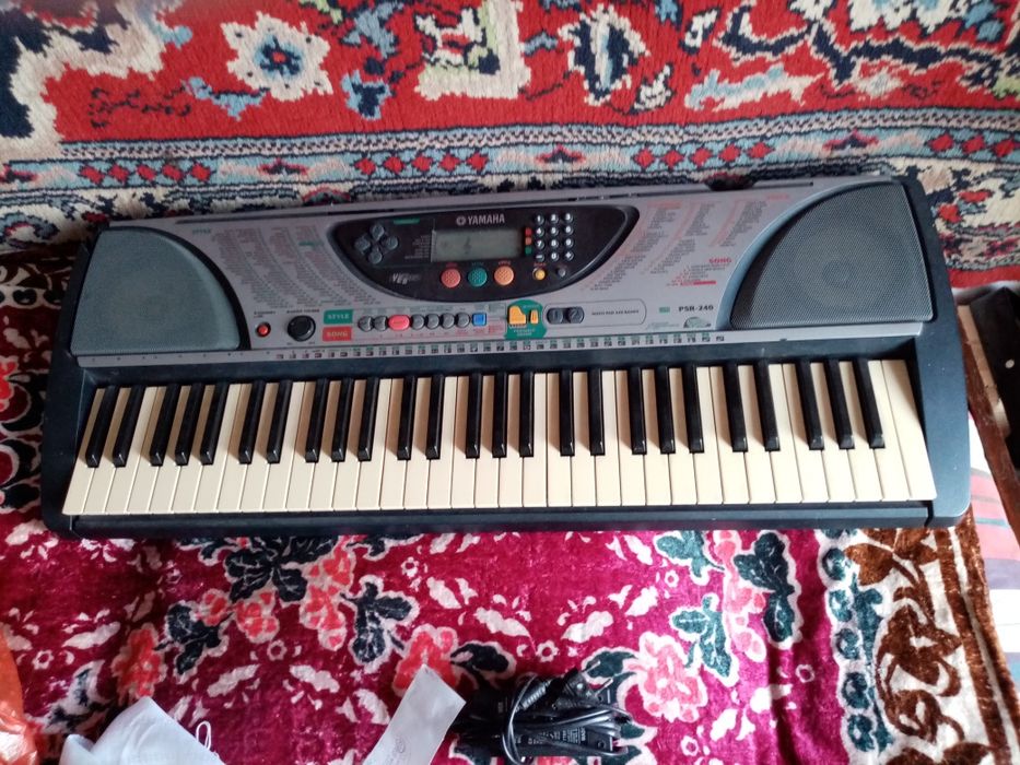 Синтезатор Yamaha PSR-240