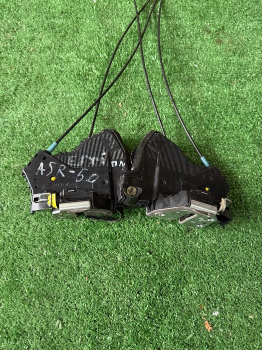 Замок  двери Toyota Estima ACR50 /55 кузов