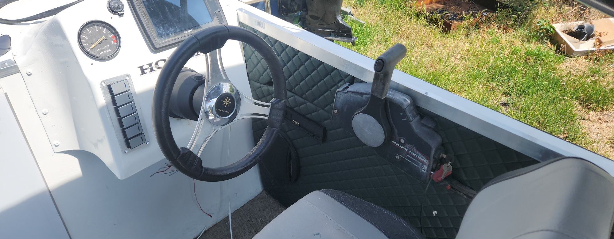 Barca cabinata cu motor