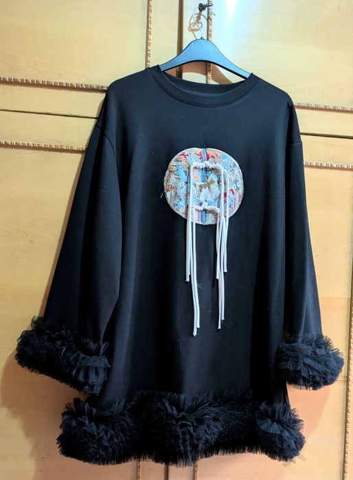 Rochie supradimensionată cu volane si șnururi albe