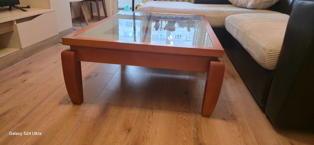 холна маса от дърво с повдигащ механизъм на плота