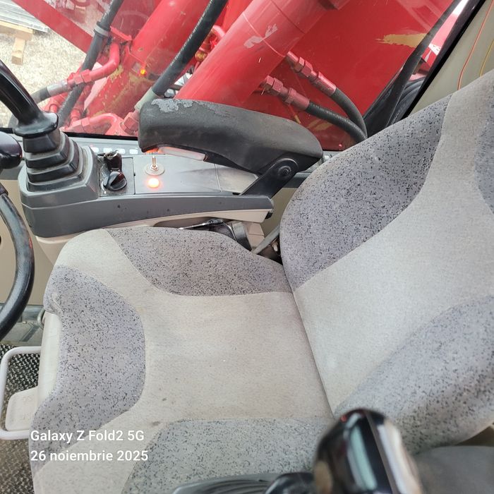 Escavator Caterpilar pe roti nu merge în parametri