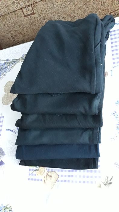 Vând set de pantaloni ,stare foarte bună,10 lei buc. Tot setul 60 lei.
