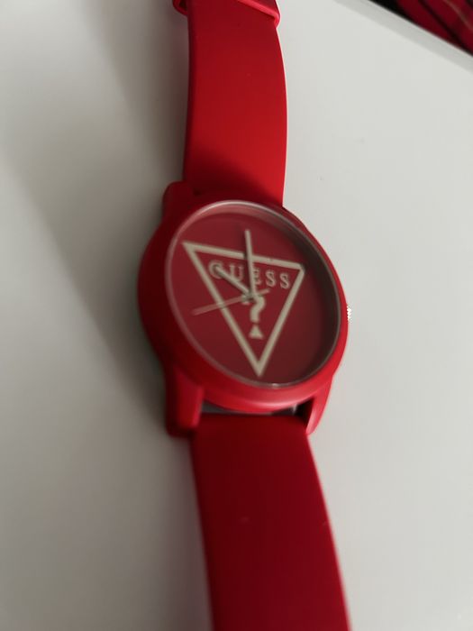 Червен часовник Guess