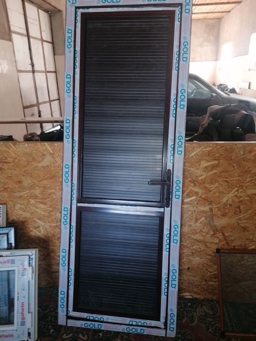 Двери алюминивые 1.8 * 0.7 см.