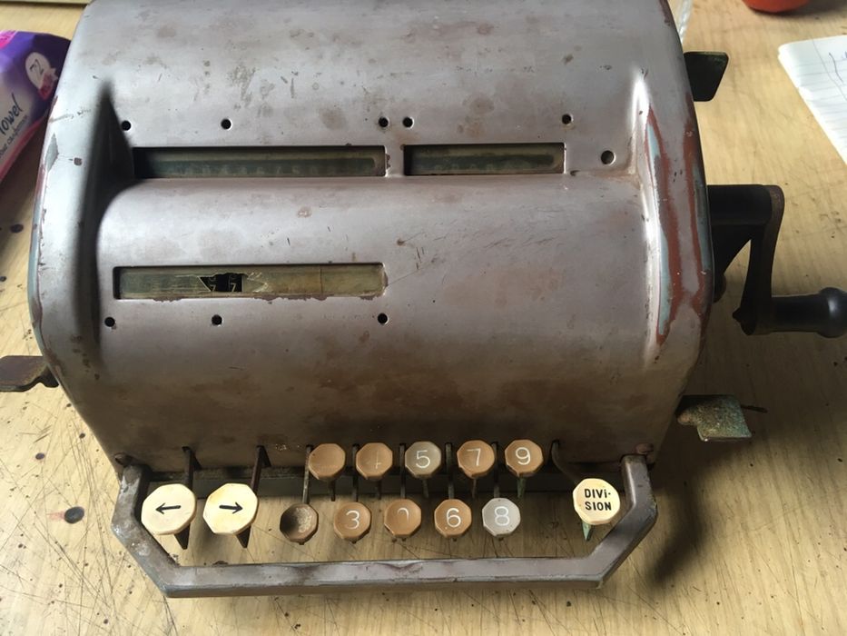 Антикварна немска сметачна машина от 60-те
