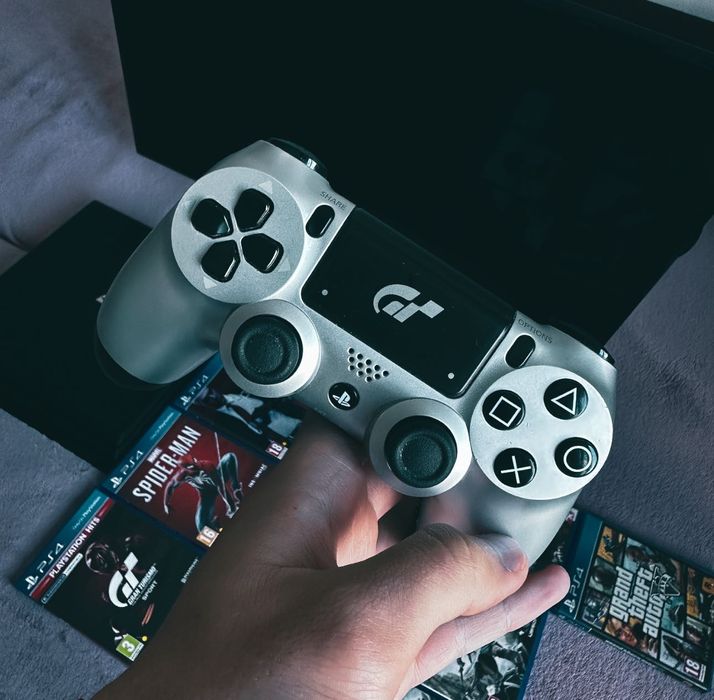Ps 4pro 1тб,  като нов, с 4 игри!