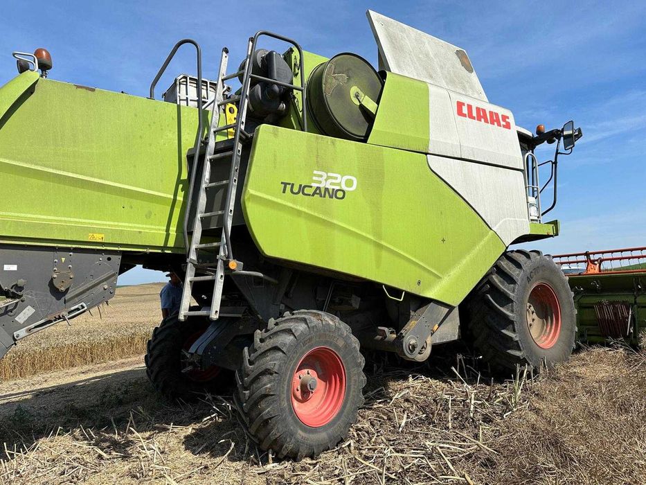 Combina Claas Tucano 320 T4f 2016