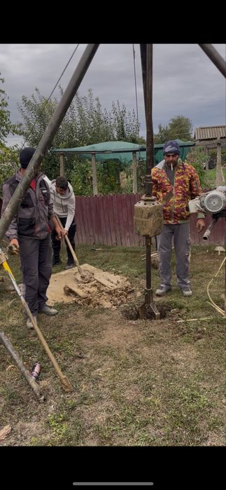 Foraje puturi apa Mizil , sapam fantani / pompe teava pvc albastra