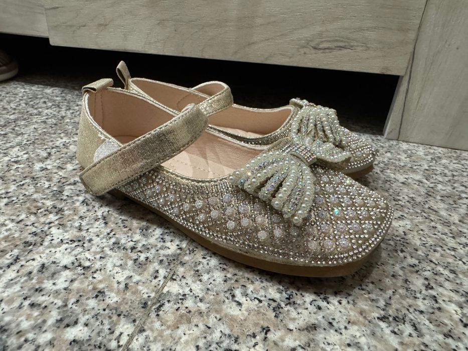 Детски блестящи обувки