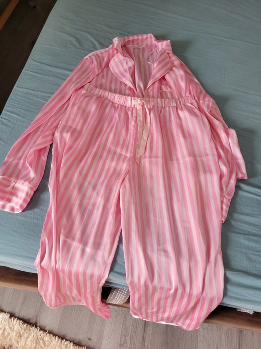 Haine purtate foarte puțin, iar pijamalele sunt noi.