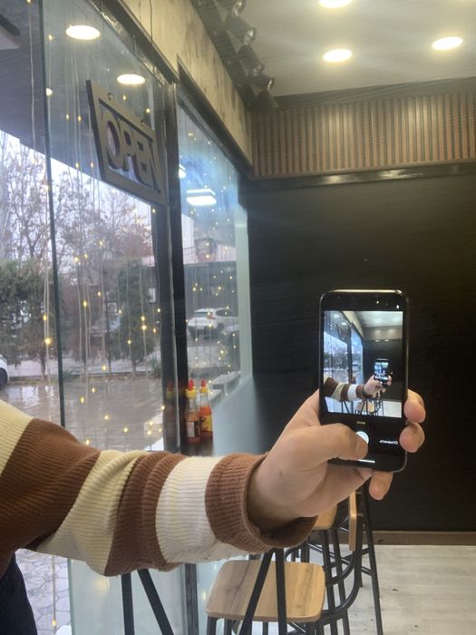 Iphone xs rangi qora