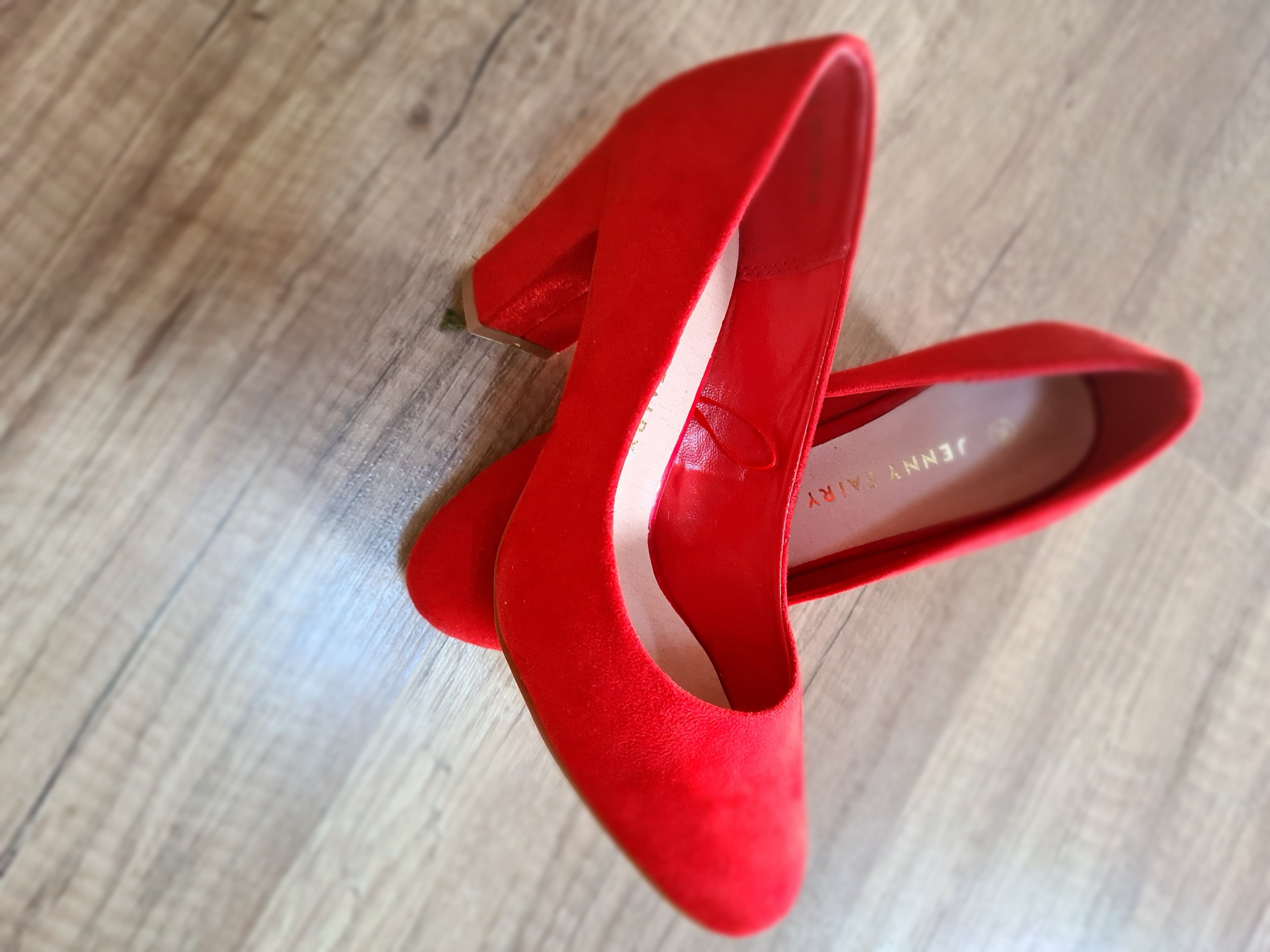 Pantofi rosii CCC