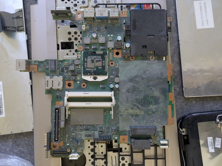 Лаптопи + таблет + батерии