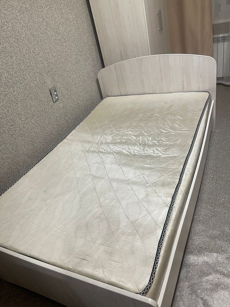Продам кровать с матрасом
