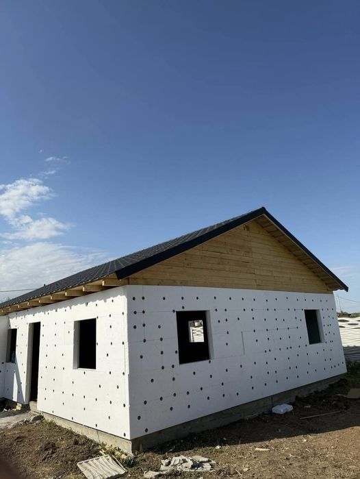 Vand casa pe structura metalica