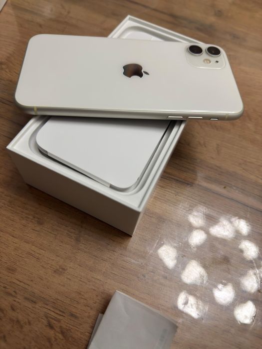 Продам iPhone 11 состания идеальный коробка все есть