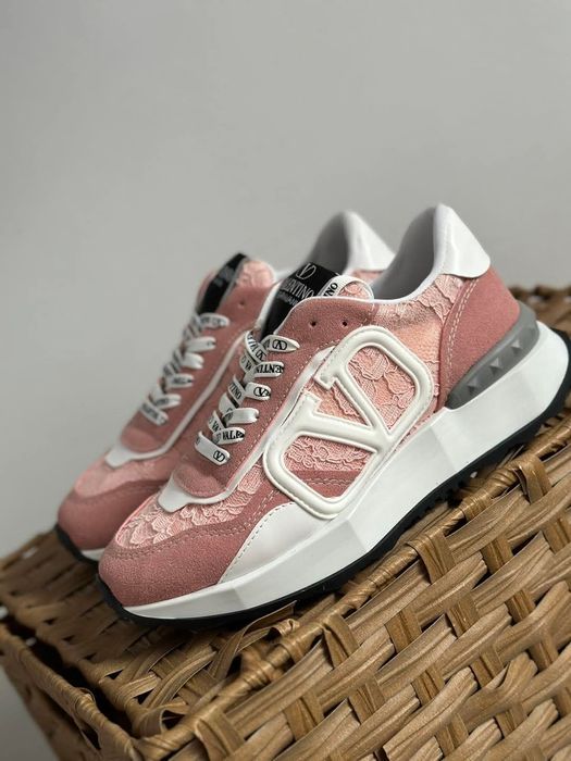 Маратонки по модел на Valentino