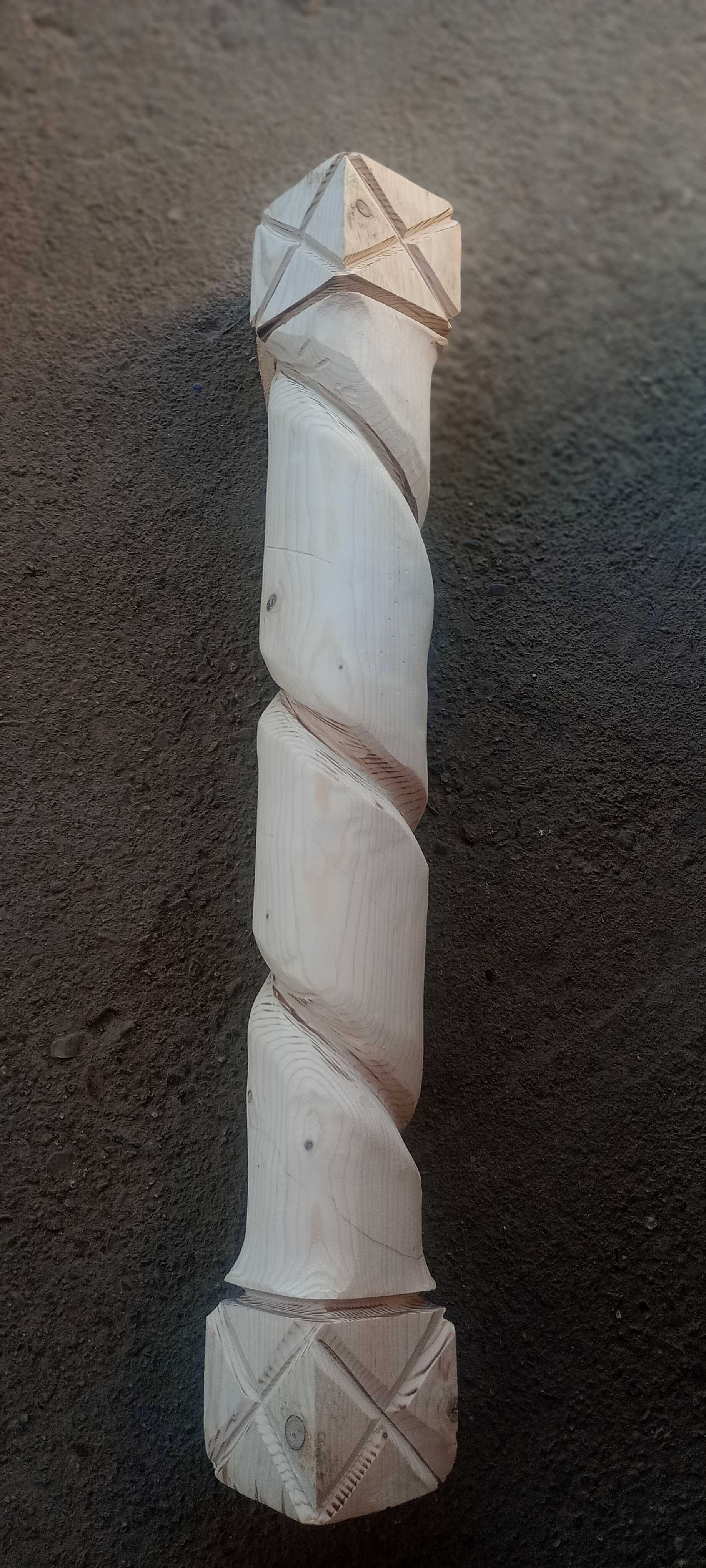 Stâlpii sculptați manual
