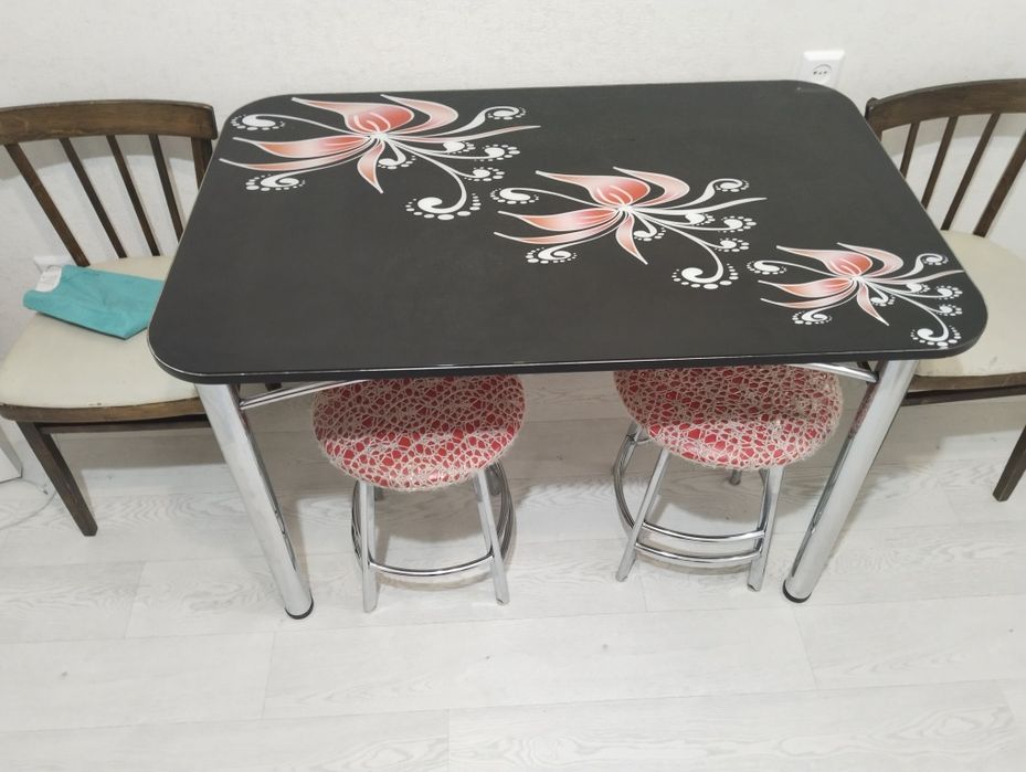 Кухонный стол квадратный