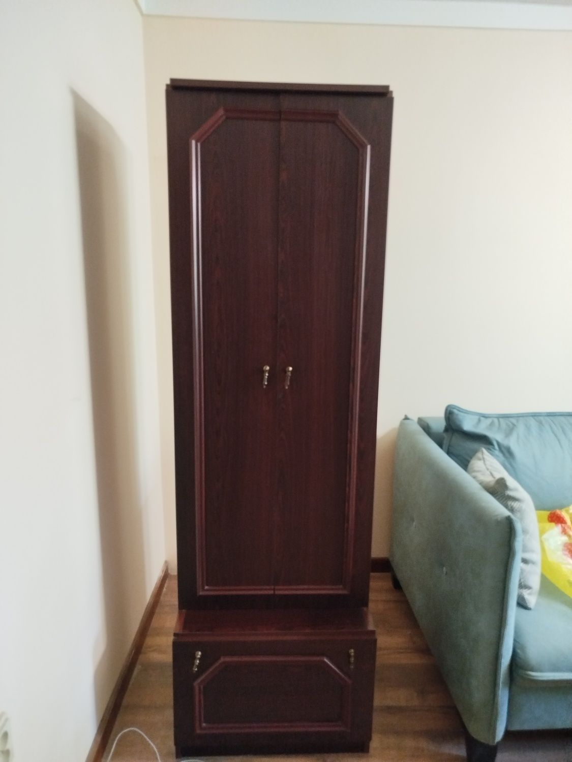 Срочно продаются стенки и шкаф