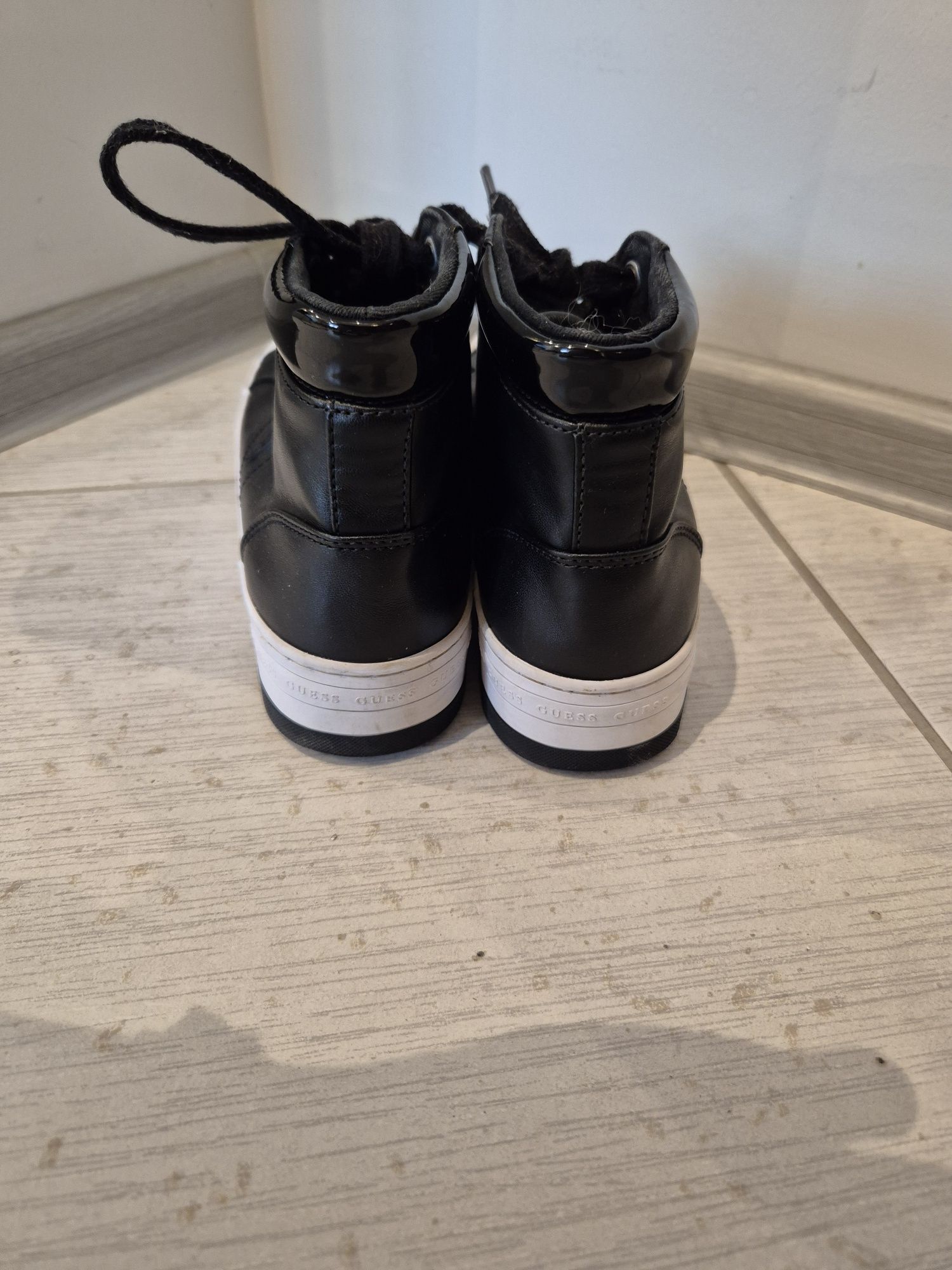 Оригинални кецове Guess