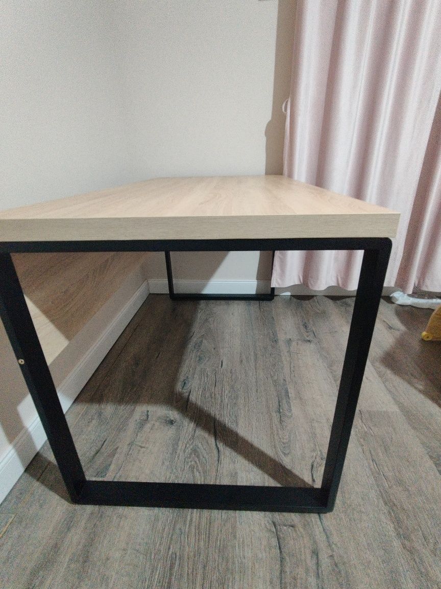 Birou de lemn cu picioare metalice