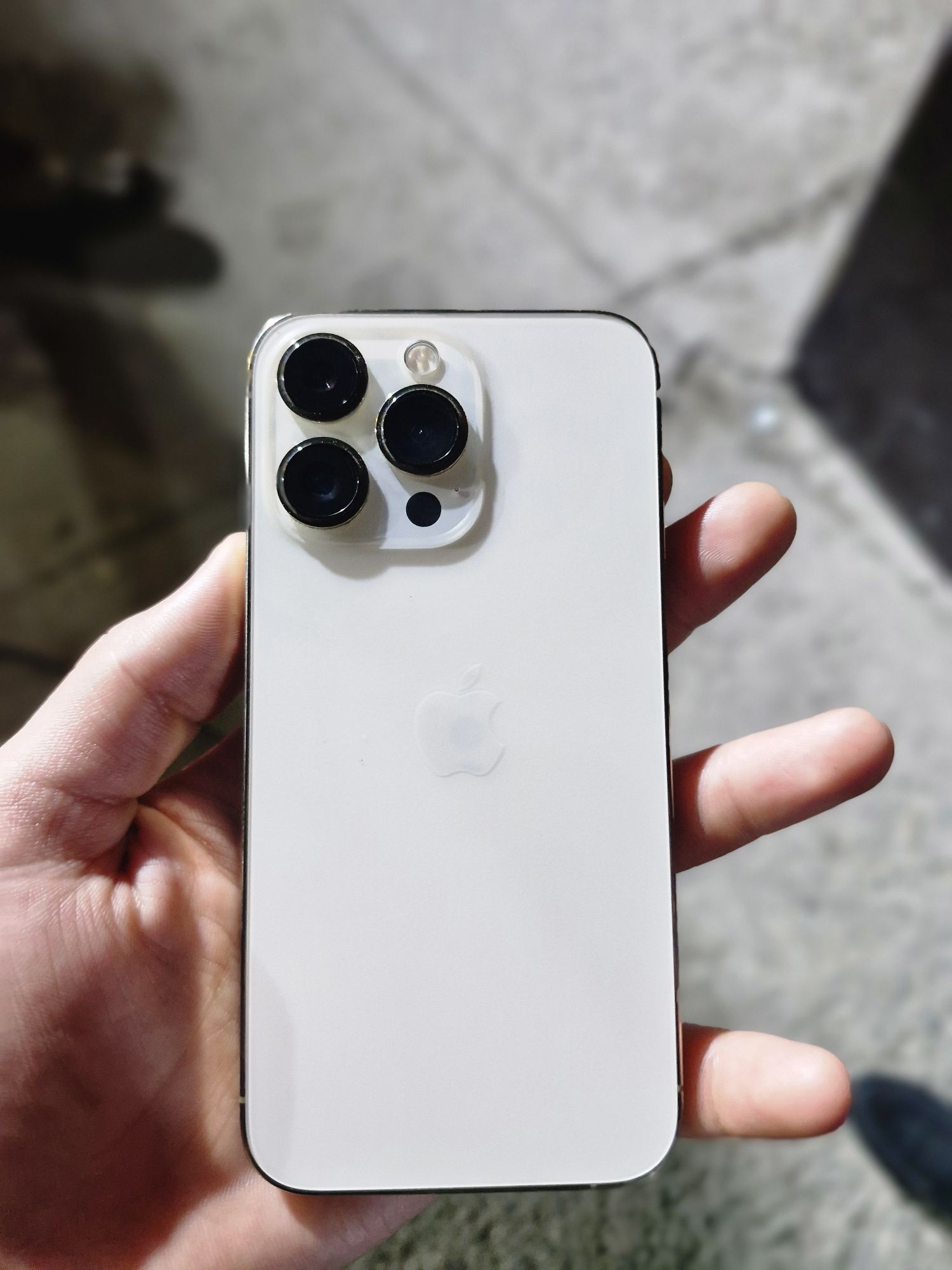 Iphone 13 pro ekranda palasa bor pul zarur bogani uchun sotvoman