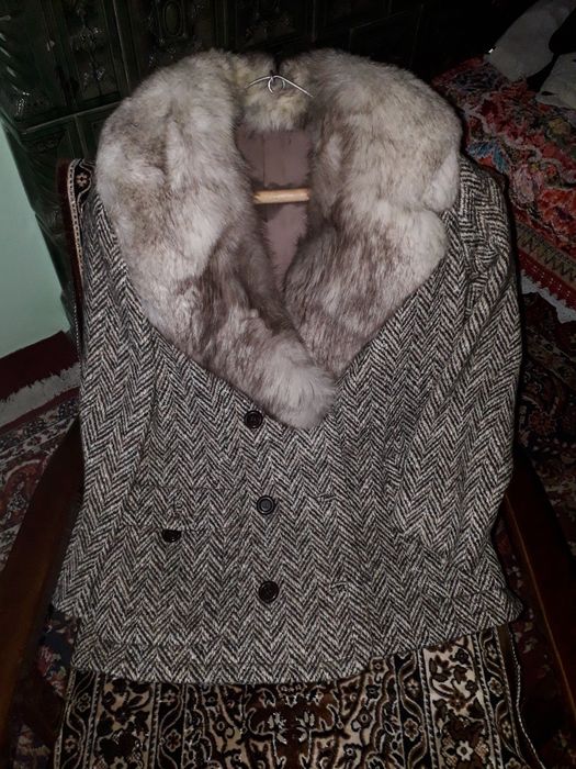 Haină cu guler de blană