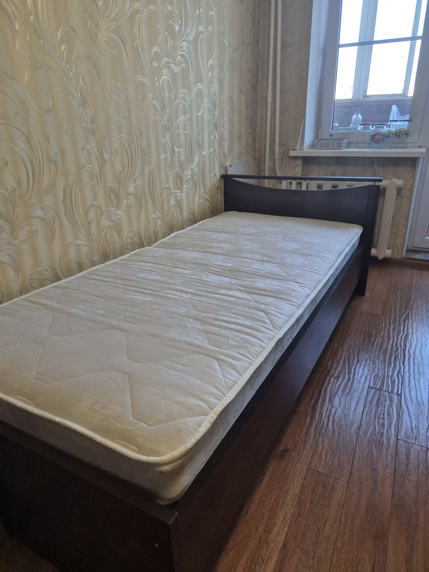 Продаётся 1-спальная кровать  с матрасом