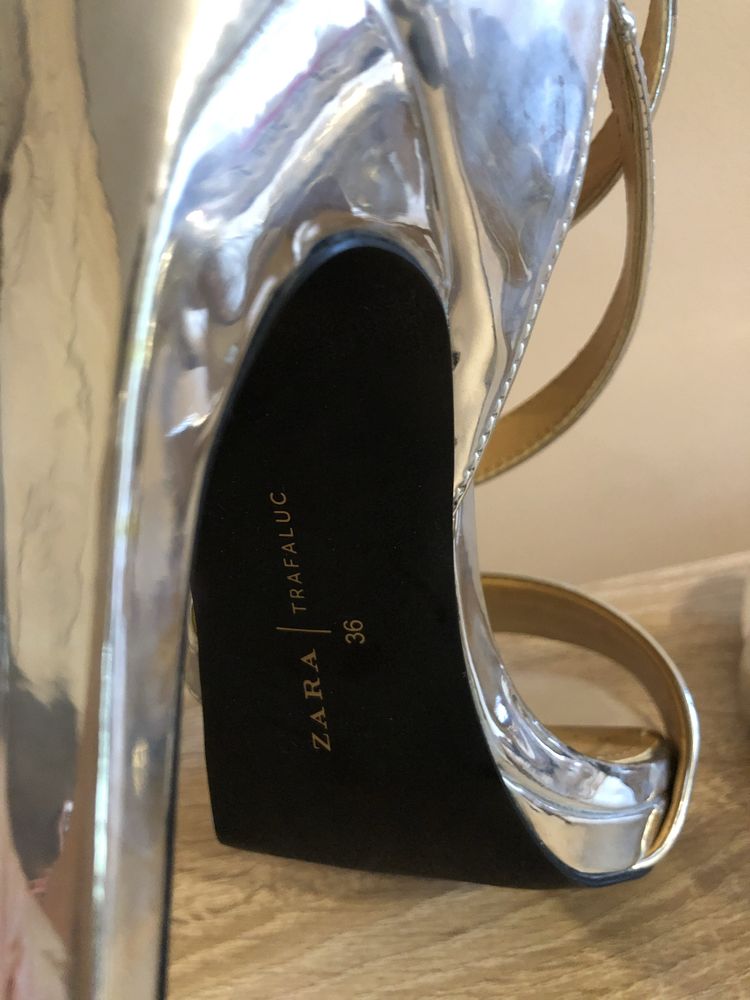Сребристи сандали на висок ток Zara