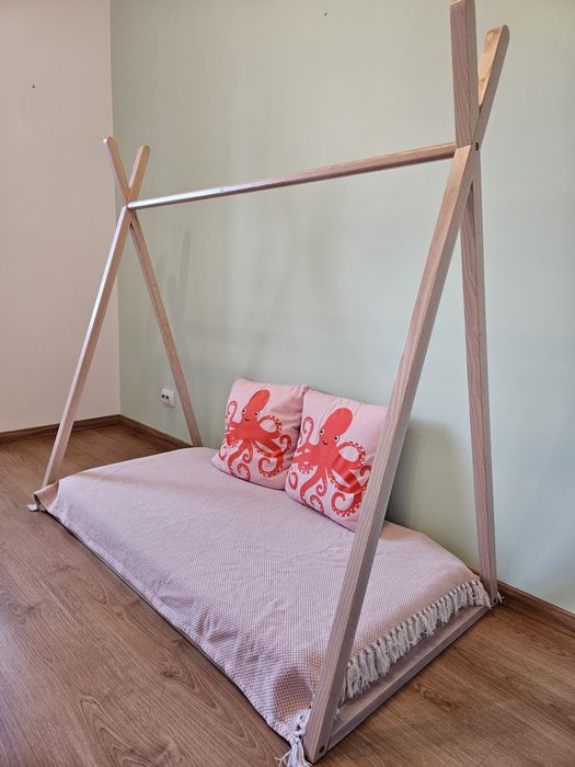 Pat tip cort, cu saltea si baldachin incluse