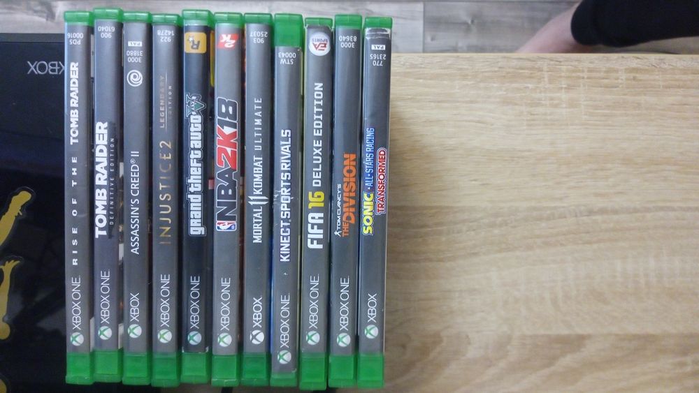 Vând Xbox cu 2 controlere și kinect