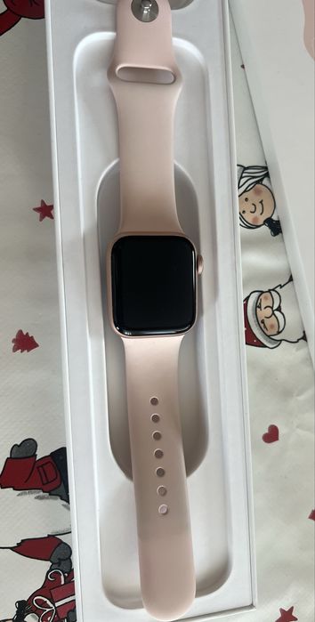 Apple Iwach SE 40mm gold aluminum Case Pink Sand Sport Band.