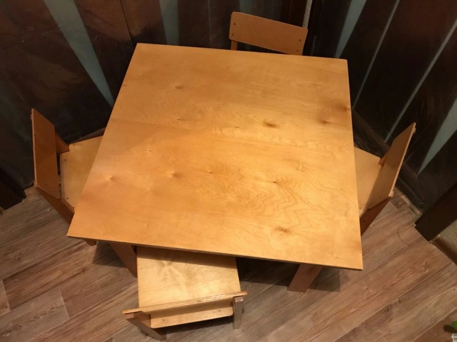 Новый набор детской мебели из четырёх деревянных стульчиков и стола.