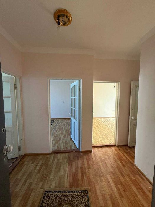 3 xona 4 xonaga o'zgartirilgan kvartira sotuvda