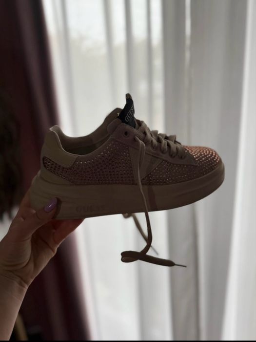 Adidasi Guess Roz în stare perfecta
