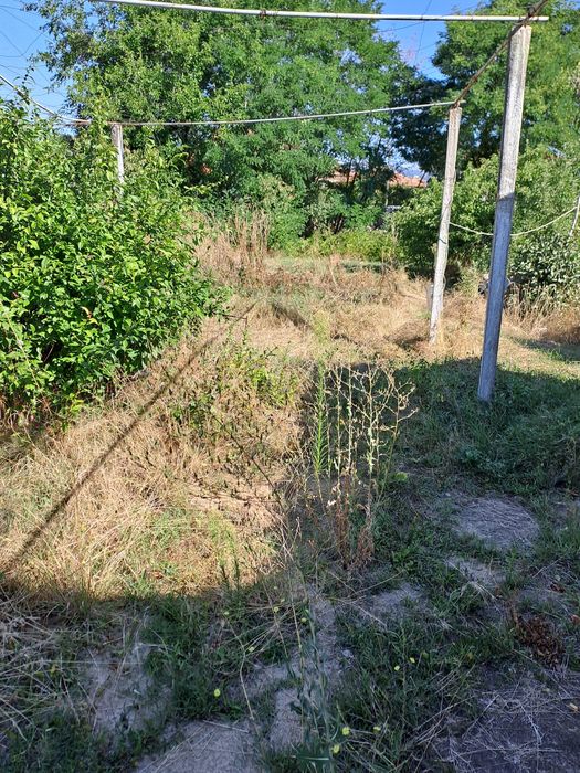 Продавам две малки къщички в с. Багренци.