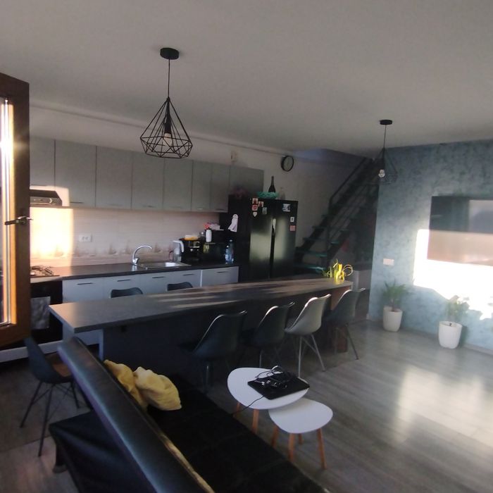 Vând apartament 4 camere