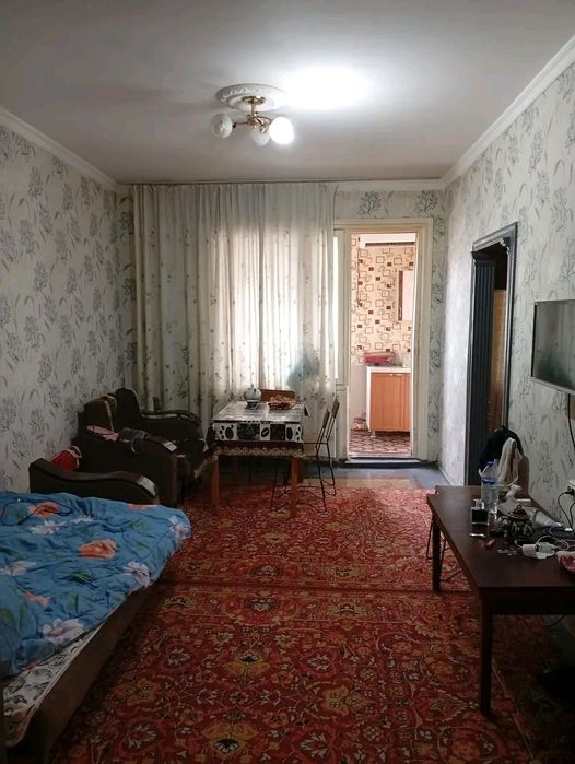 Продается квартира на янги хает,17 КВ 1 этаж 2 км не торцевая