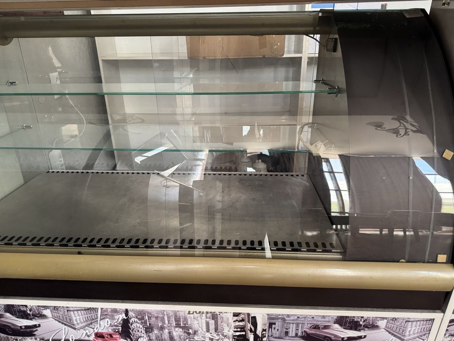 Продам витринный холодильник