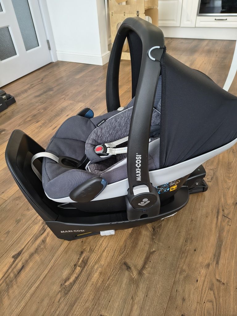 Столче-кошница за кола Maxi Cosi Pebble Pro + база  isofix FamilyFix 2