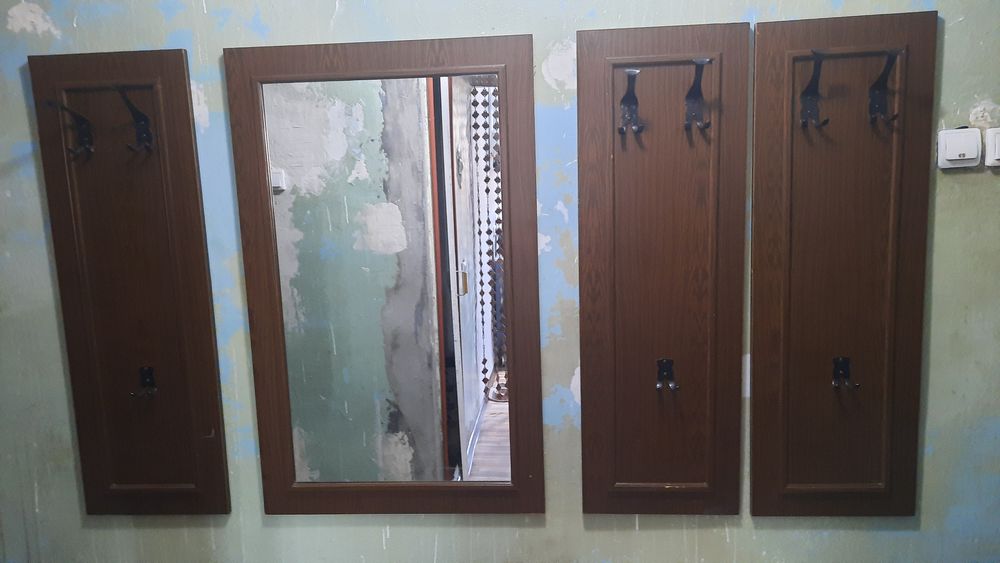 Продам вешалки и зеркало для прихожкт