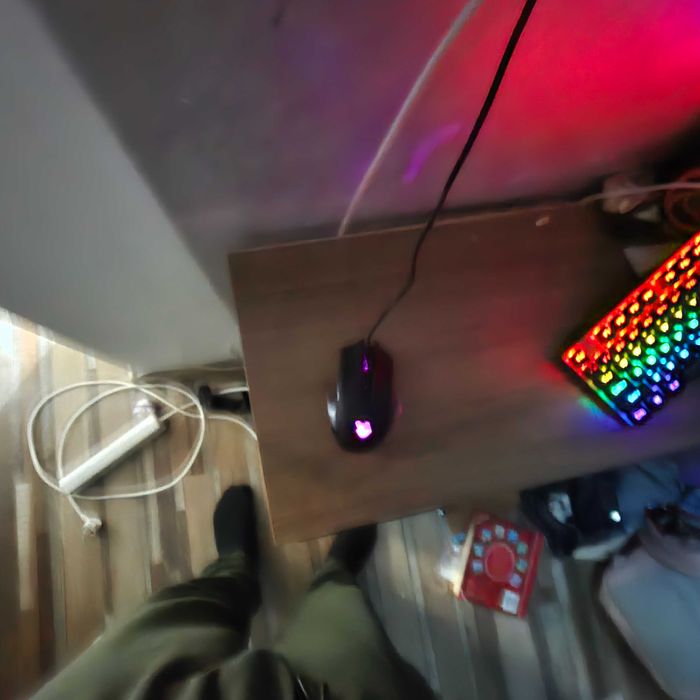 Продавам клаветура и мишка и подарък малспад