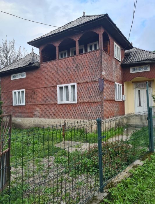 Vând casă în Moisei + 10 ari de teren