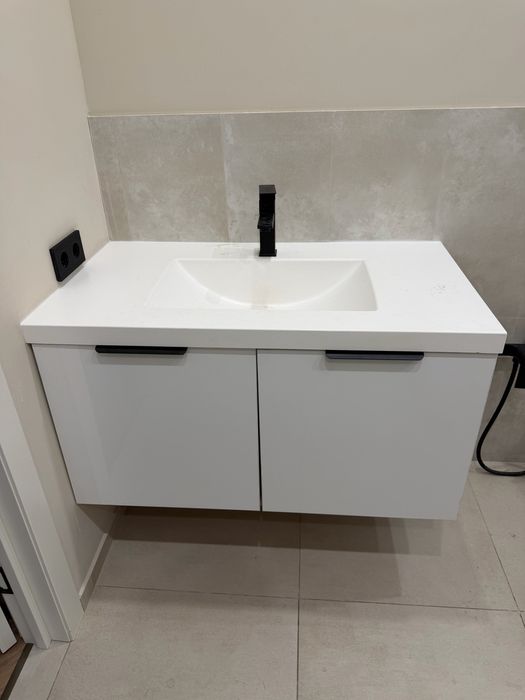 Тумба в ванную с раковиной и смесителем