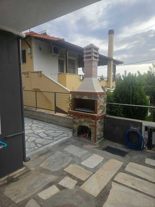 Триетажна къща в Кариани