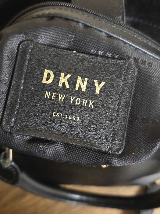 DKNY оригинална дамска чанта от естествена кожа