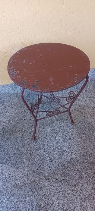 Scaun vechi din metal